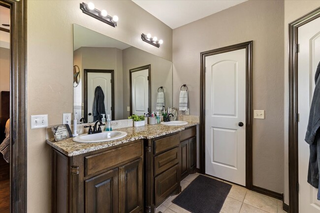 Building Photo - 8398 SW Sun Valley Dr
