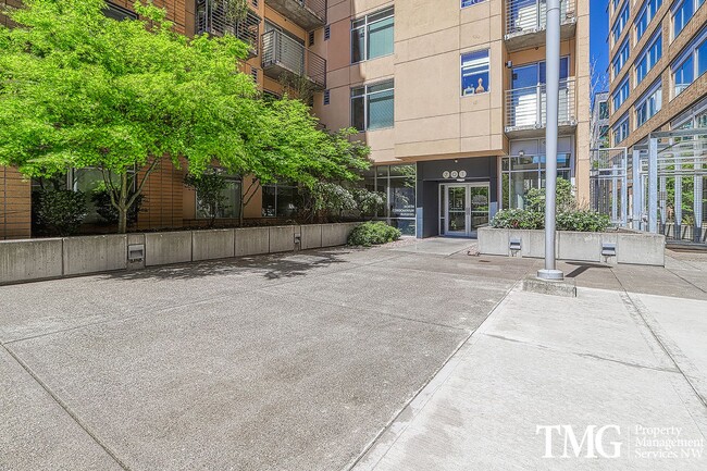 Building Photo - 2 Bed 2 Bath Downtown 3rd Floor Condo Wate...