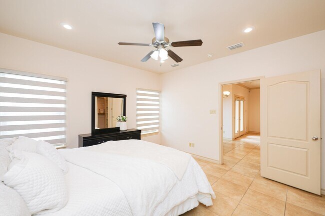 Building Photo - 10510 Sandia Dr