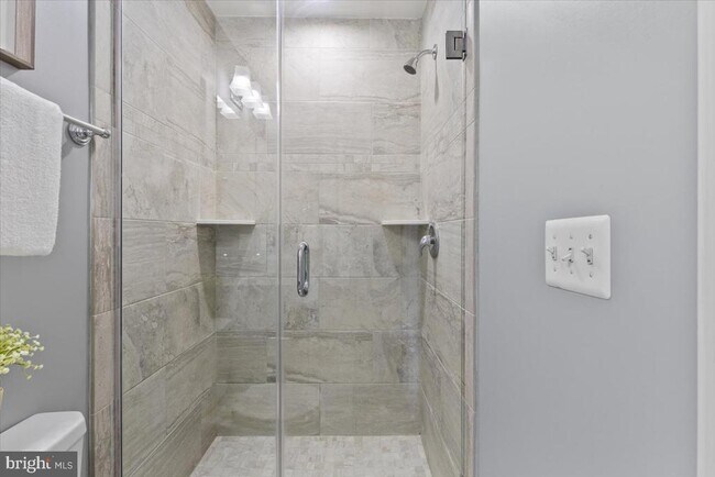 Building Photo - 616 Hyson St