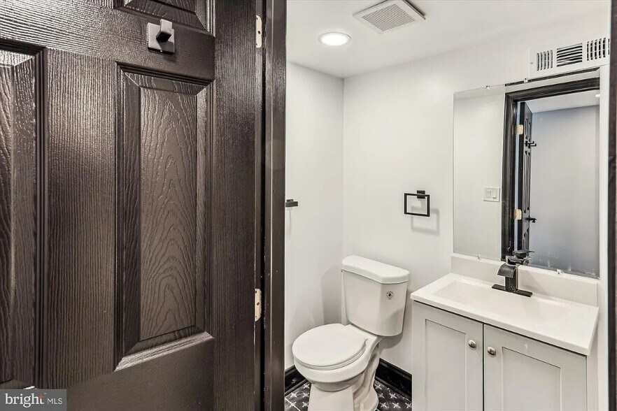 Building Photo - 1820 Walbrook Ave