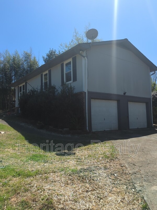 Building Photo - 1304 E Woodshire Dr