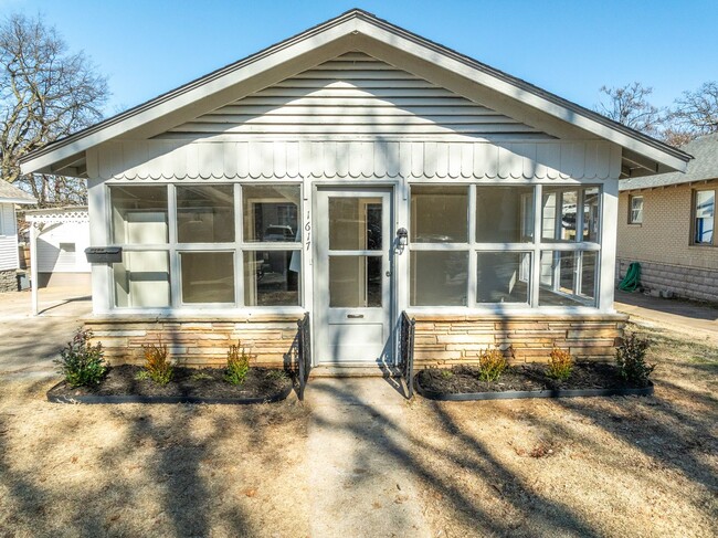 Building Photo - Freshly Updated 3 Bedroom House