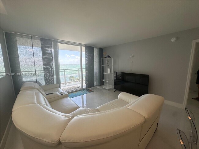 Building Photo - 2030 S Ocean Dr