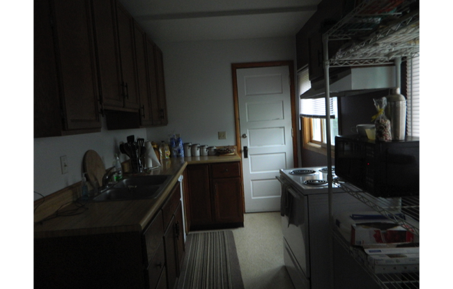 Building Photo - 2-Story House, 4Bed/2Bath with Lots of Room, Washer/Dryer. Pet Friendly & Large Yard