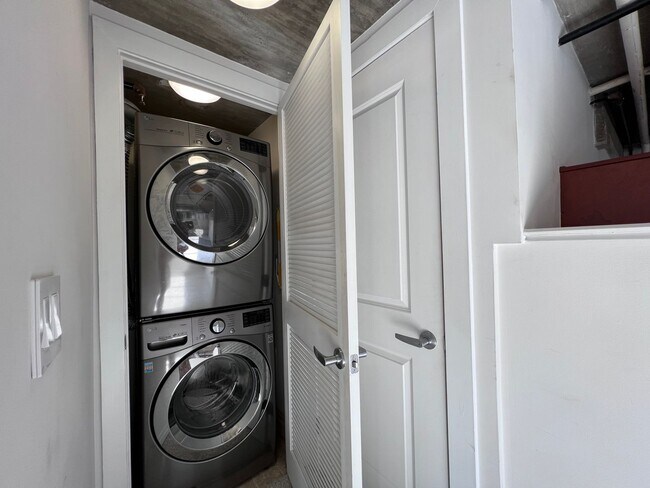 Building Photo - Large, Upgraded 2 Bed/2 Bath Loft off Mass...