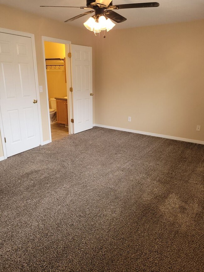 Building Photo - 2 Bed, 1.5 Bath Townhome in North Ogden with Private Patio – 2 Weeks Free Rent!