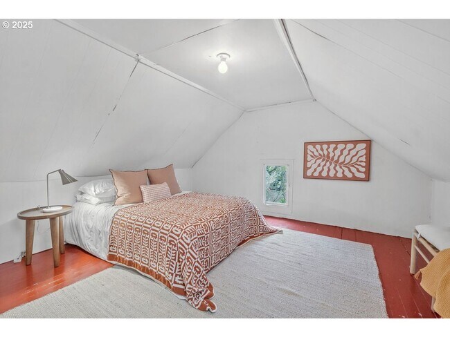 Building Photo - 2Bd/1Ba + Bonus Room Located in the Popula...