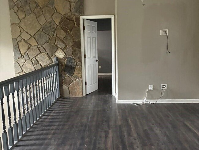 Building Photo - 1562 Linksview Close