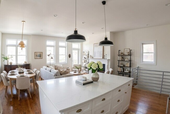 Building Photo - 2140 W Schiller St