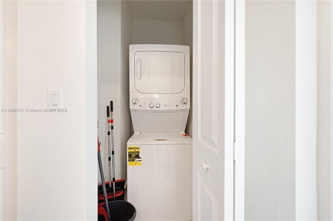 Building Photo - 8167 NW 41st St