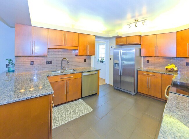 Building Photo - 1027 W 29th Ave