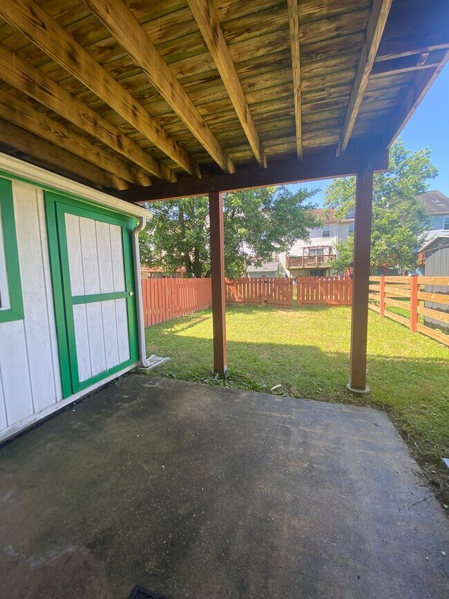 Building Photo - Spacious 5 Bedroom, 2 Bath Townhome – Edge...