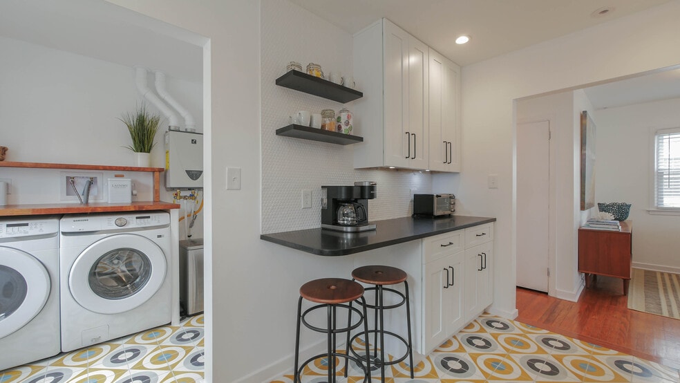 Building Photo - 12 N Delavan Ave