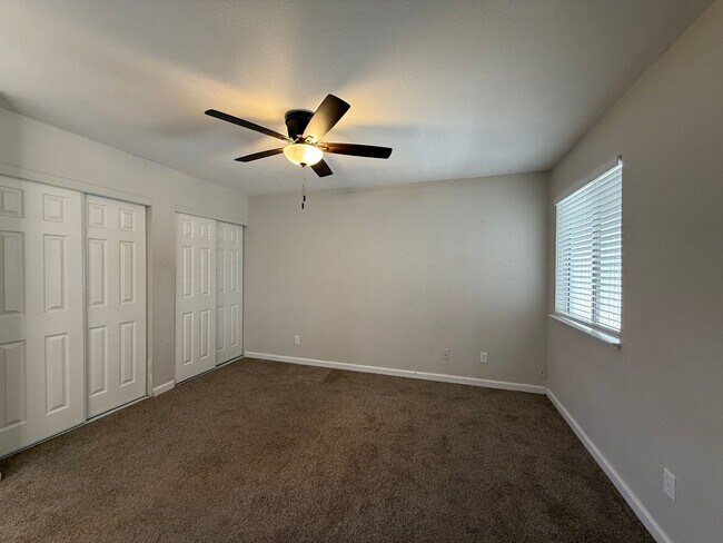 Building Photo - Must see! 2-bedroom, 2-bathroom single-sto...