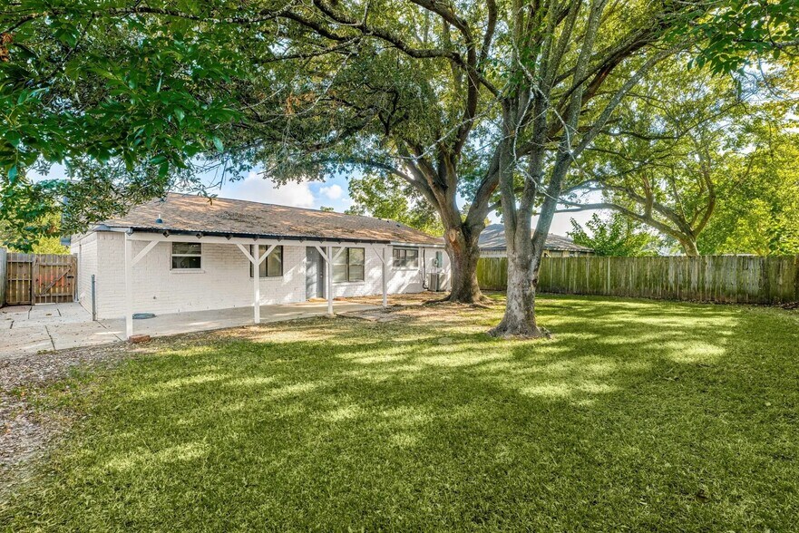 Building Photo - 9806 Thrush St