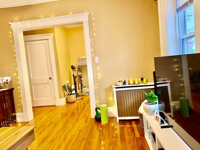 Building Photo - 37 Hilton St