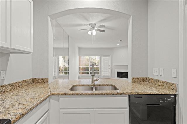 Building Photo - 3550 Country Square Dr