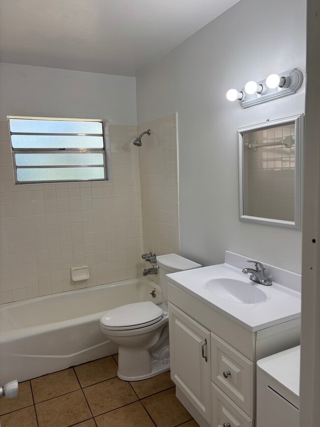 Building Photo - 1207 Crestwood Dr