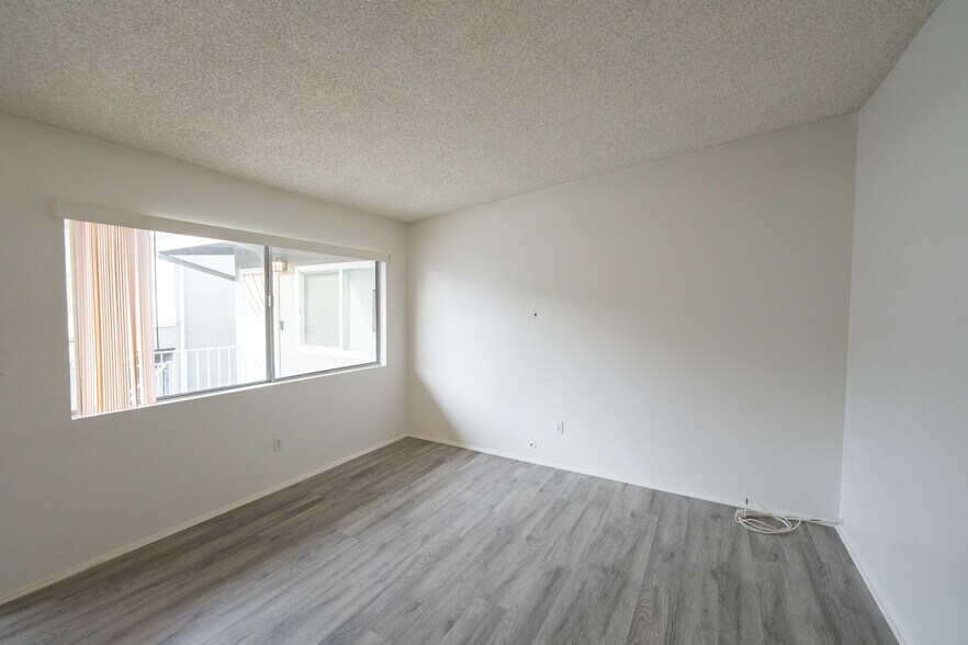 Building Photo - 702 N Paulina Ave
