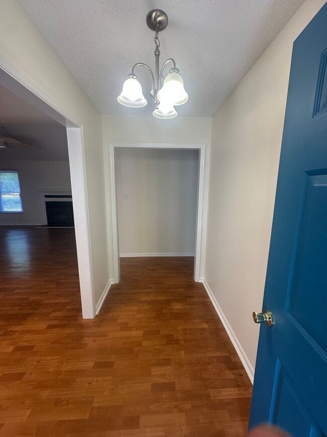 Building Photo - 3 Bed / 2 Bath Home – $1,675/mo | 1,188 Sq...