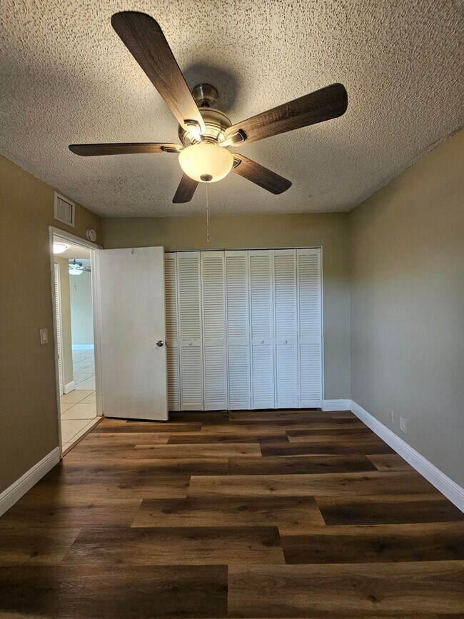 Building Photo - 1523 Lake Crystal Dr