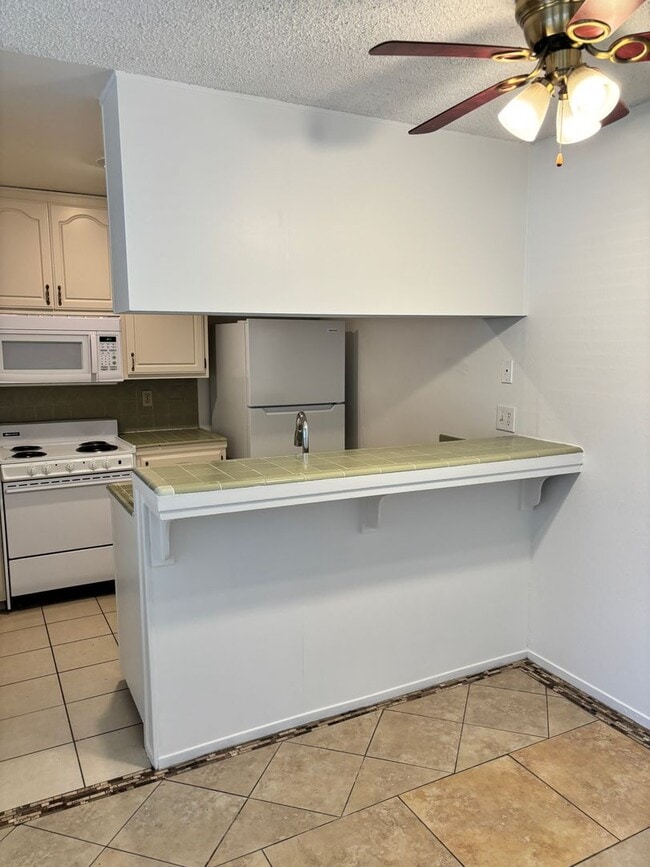 Building Photo - ONLY $1,500 PER MONTH FOR THIS SUPER CUTE , SPACIOUS 2 BEDROOM / 1 BATHROOM CONDO CENTRALLY LOCAT...