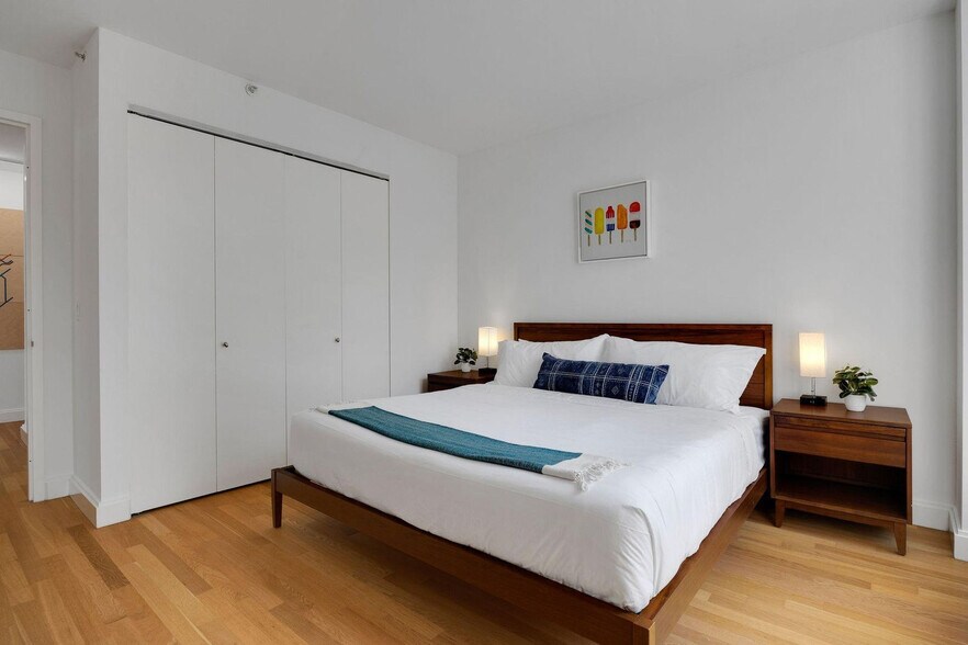 Building Photo - 10 Hanover Square