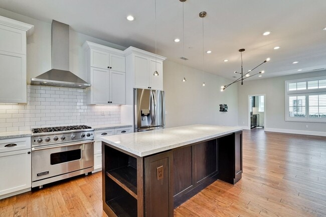 Building Photo - Modern Living in the Heart of Downtown Cam...