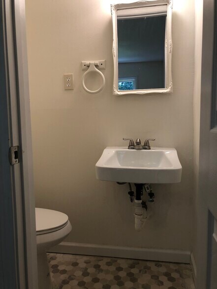 Half bathroom - 9215 ARISTIDES DR