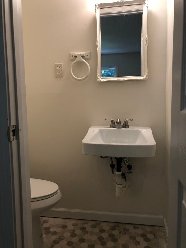 Half bathroom - 9215 ARISTIDES DR