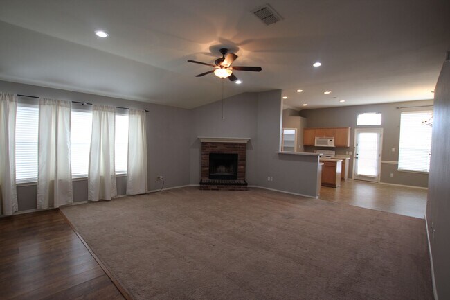 Building Photo - Beautiful 4 bedroom 2 bath home in Flint!