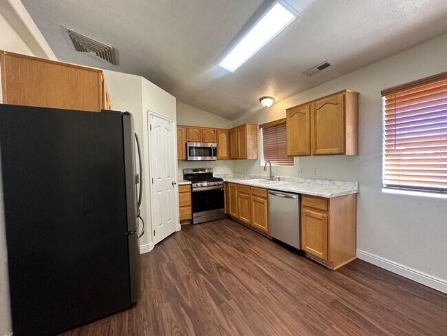 Building Photo - Move-In Bonus!!! 3 bedroom - 2 bath - located in Enoch