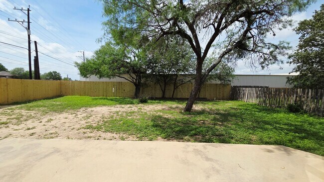 Building Photo - 5 Bedroom Beauty!  Far NorthWest SA off Potranco and Loop 1604