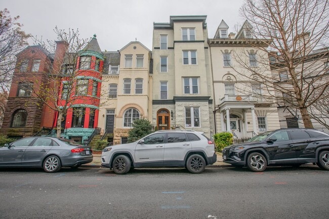 Building Photo - Stunning 2 BR/2 BA Condo in Dupont Circle!