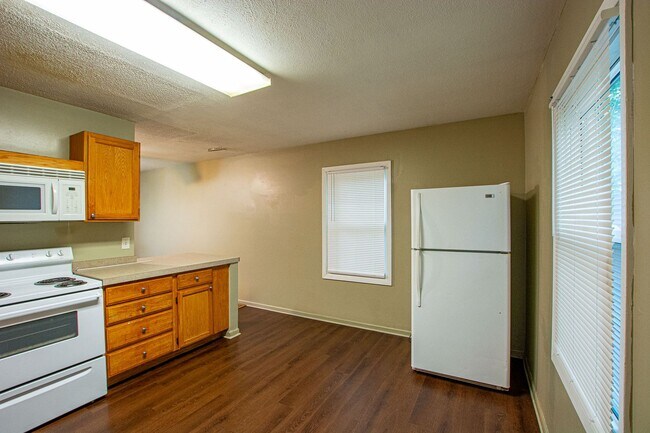 Building Photo - 2 Bedroom / 1.5 Bath Home in Carter Lake!