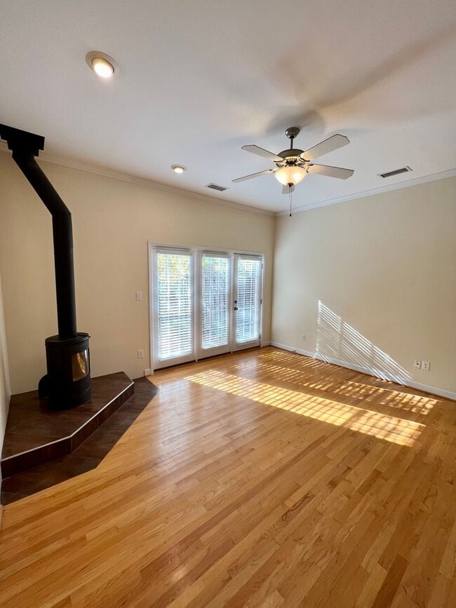 Building Photo - 2 Bedroom Townhome