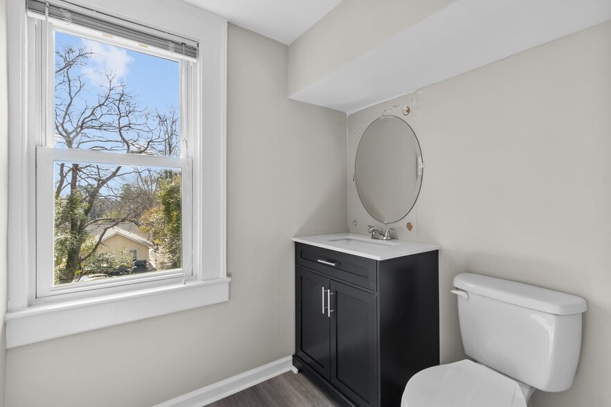 Upstairs bathroom - 404 Formosa Ave