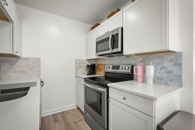 Building Photo - 3506 Claridge Rd E