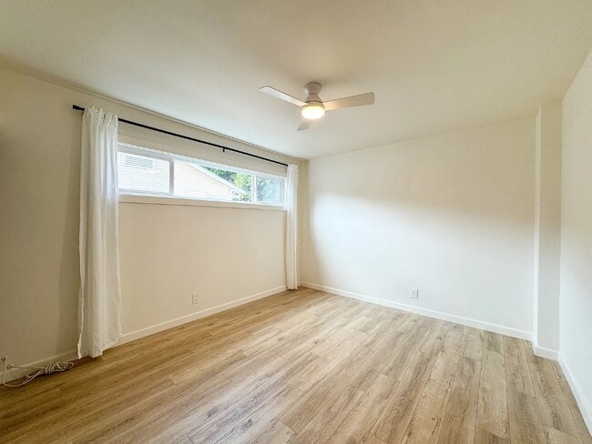 Building Photo - 170 E 2nd St