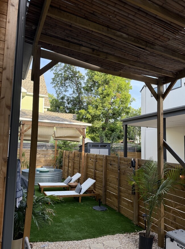 Building Photo - 909 Payne Ave