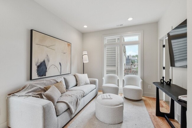 Building Photo - Stunning End Unit Townhome in Salemtown