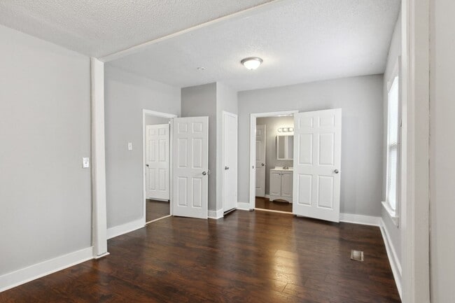 Building Photo - 923 W Victory Dr