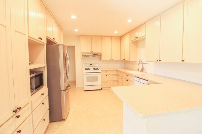 Building Photo - 3 Bedroom, 2 Bathroom Home w/ Large Backyard in Arroyo Grande