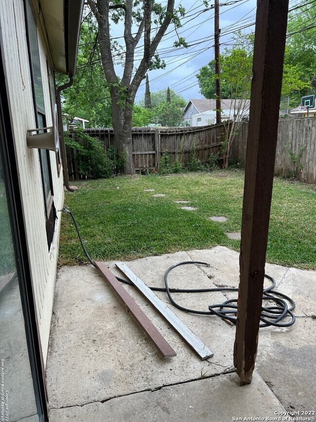 Building Photo - 117 Whisper Way