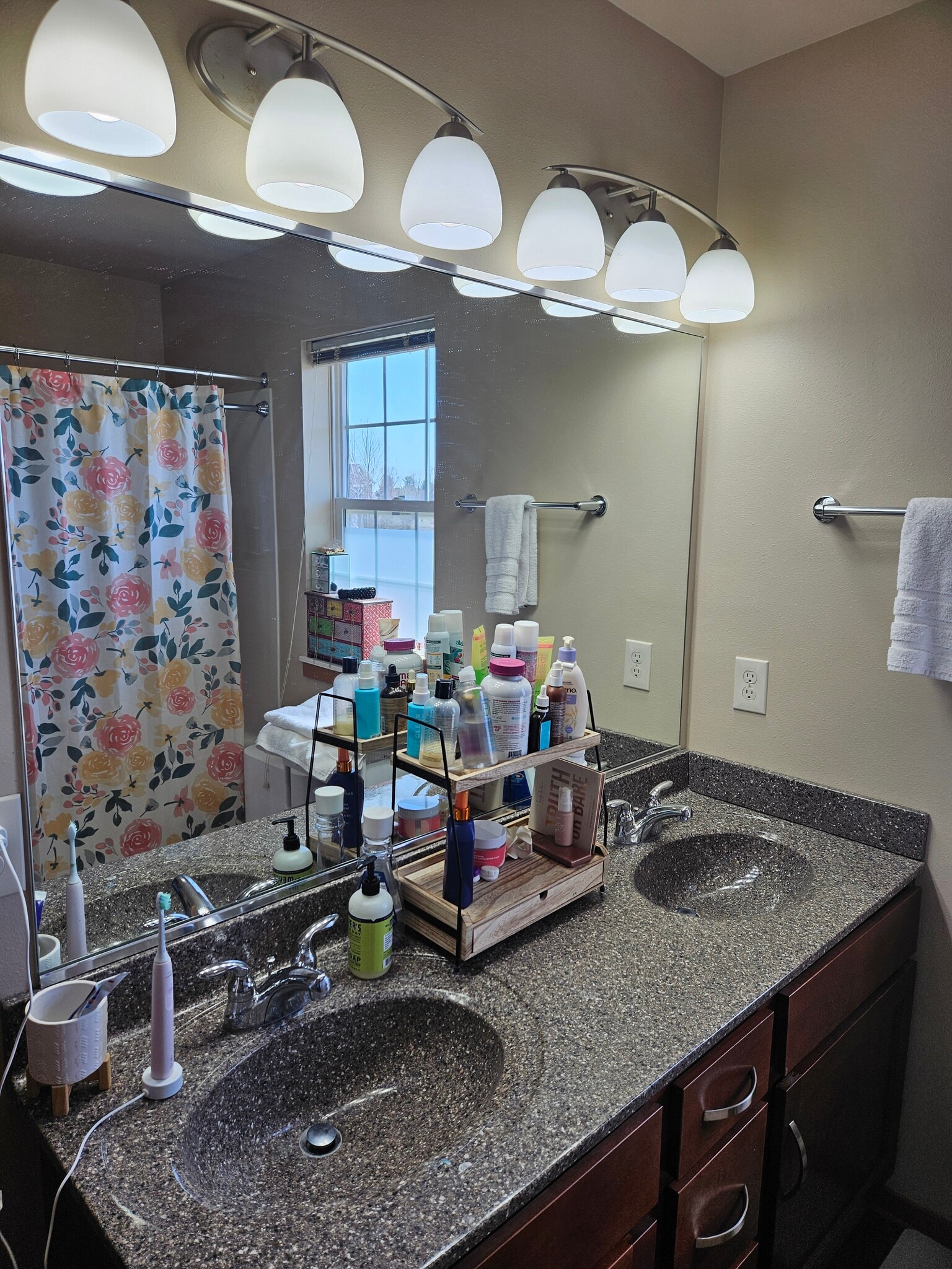 Double vanity - 4876 Innovation Dr