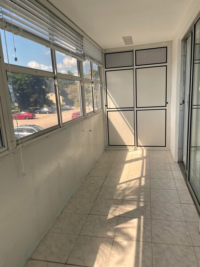 Building Photo - 343 Windsor O