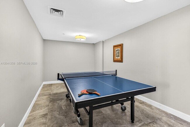 Building Photo - 16445 Collins Ave