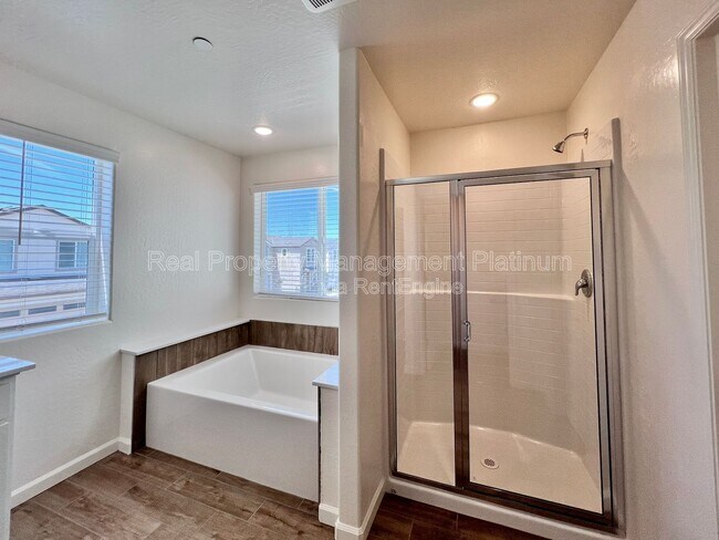 Building Photo - 6596 E Cresthaven Dr