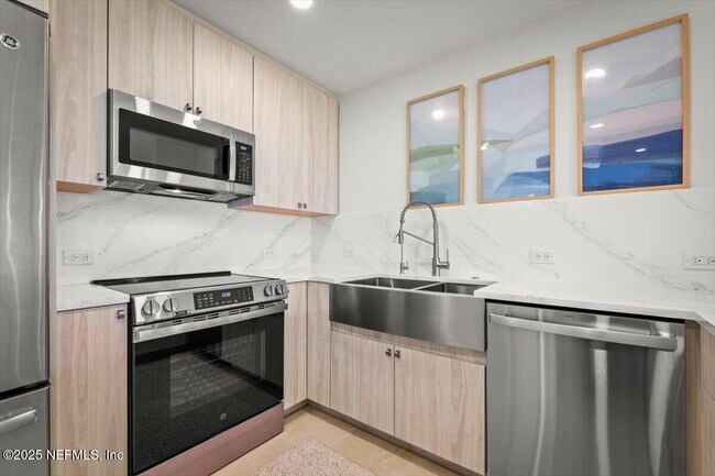 Building Photo - 739 Spinnakers Reach Dr